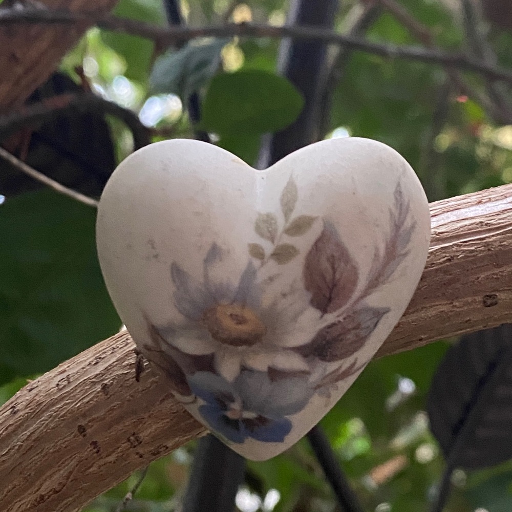 “Heart 🤍🩵 Shaped Blue&White Porcelain Brooch”